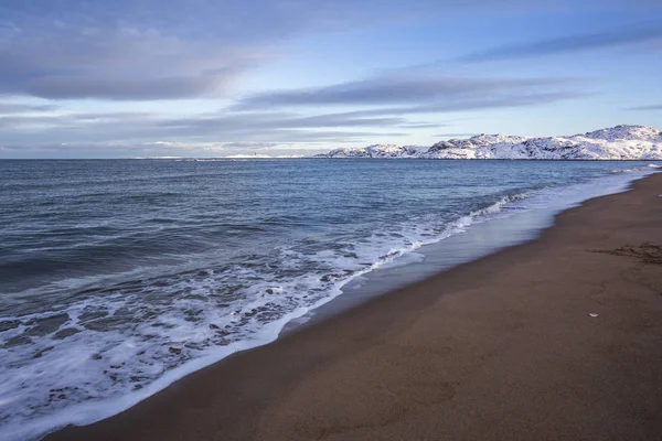 Баренцове морське узбережжя. Кольський півострів зимовий ландшафт — стокове фото