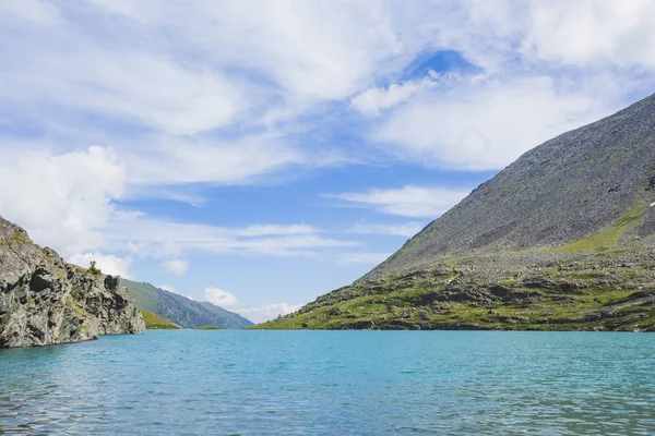 Κάτω λίμνη Ακτσαν. Τοπίο βουνών Αλτάι — Φωτογραφία Αρχείου