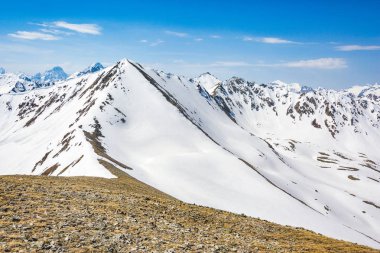 Karla kaplı zirveler. Kafkas Dağları. Muhu Geçidi'nden görünüm