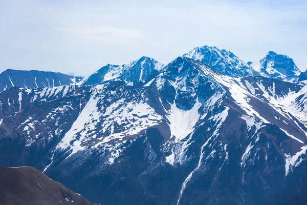 Met sneeuw bedekte toppen. Kaukasus gebergte. Uitzicht vanaf de Muhu Pass — Stockfoto