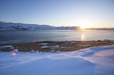 Guba Voronya körfezi. Kola Yarımadası kış manzarası