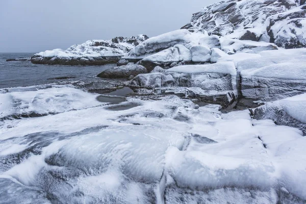 Barents Küste. Winterlandschaft auf der Halbinsel Kola — Stockfoto