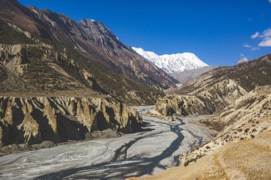 Marsjandi-Khola nehir vadisi. Nepal Himalaya dağları