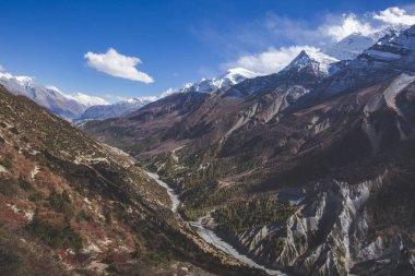 Marsjandi-Khola nehir vadisi. Nepal Himalaya dağları