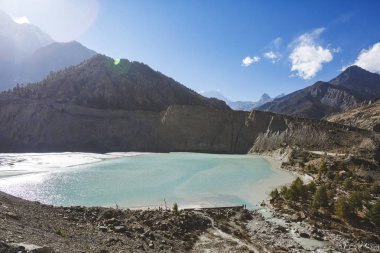 Nepal Himalaya dağlarında Gangapurna gölü