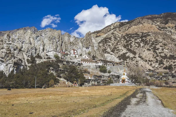 Монастырь в Браке. Гималайские горы. Схема Аннапурны — стоковое фото