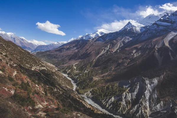 Vallée de la rivière Marsjandi-Khola. Montagnes himalayennes du Népal — Photo