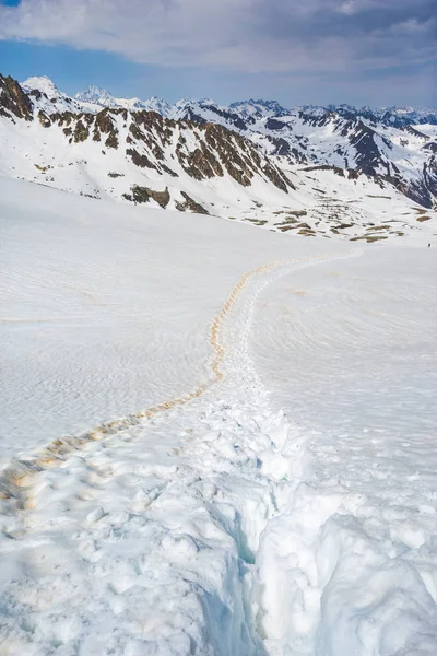 Huellas en la nieve cerca del paso Muhu, Karachay-Cherkessia. Cáucaso —  Fotos de Stock