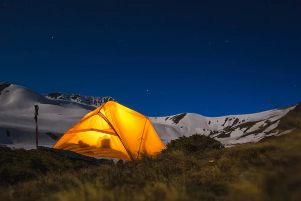 Палатка возле перевала Муху, Карачаево-Черкесия. Кавказские горы у — стоковое фото