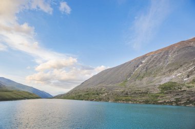 Alt Akchan Gölü. Dağ Altay