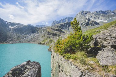 Alt Akchan Gölü. Dağ Altay
