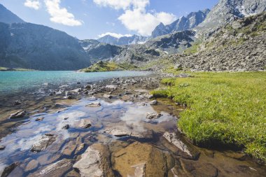 Alt Akchan Gölü. Dağ Altay