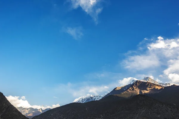 Montagne himalayane e cielo blu. Nepal — Foto Stock