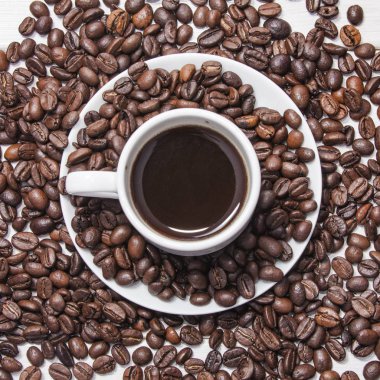 Beyaz bir fincan ve tahıl kahve