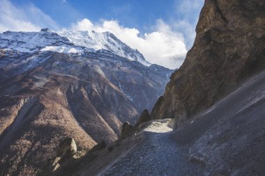 Tilicho Gölü'ne giden patika, Himalaya Dağları, Nepal.