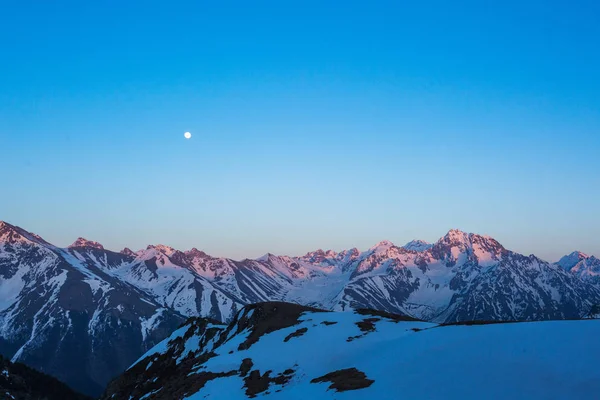 Montañas del Cáucaso paisaje nocturno. Karachay-Cherkessia, Russi — Foto de Stock