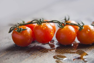 kesme tahtası üzerinde herry domates