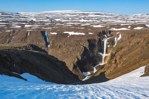 Cascada en el río Hikikal, meseta de Putorana, Siberia — Foto de Stock