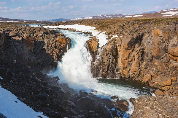 Cascada en el río Hikikal, meseta de Putorana, Siberia — Foto de Stock