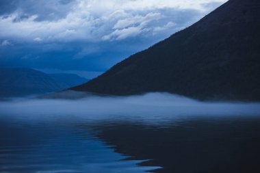 Putorana Platosu'ndaki Lama Gölü. Rusya