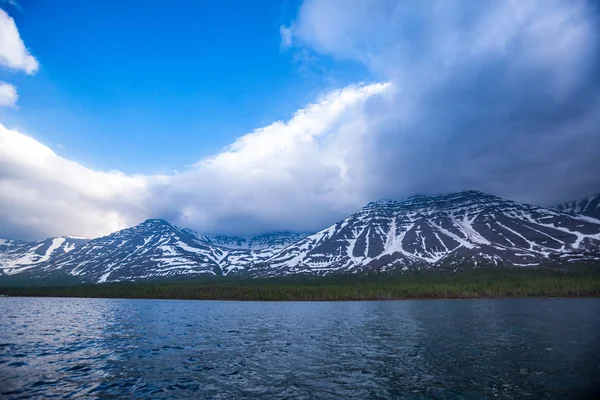 Lago Lama en la meseta de Putorana. Rusia — Foto de Stock