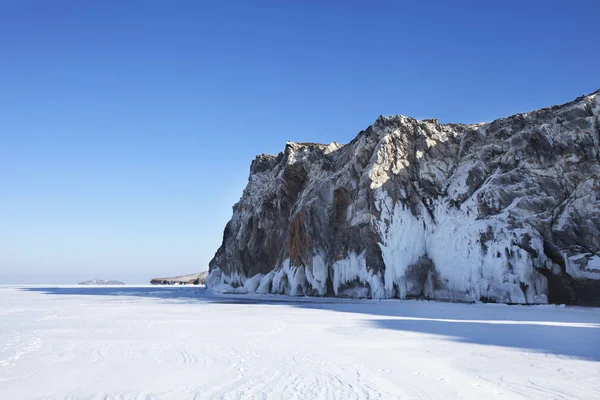 Büyük buz sarkıtları. Dondurulmuş doğa kış — Stok fotoğraf