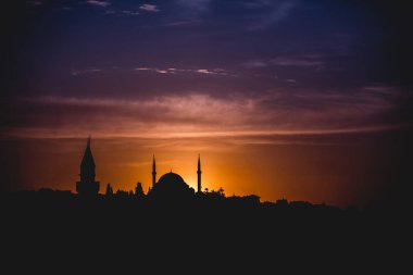 Gün batımında camilerle İstanbul silueti