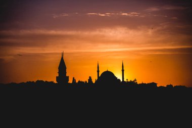 Gün batımında camilerle İstanbul silueti