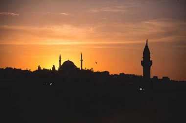 Gün batımında camilerle İstanbul silueti