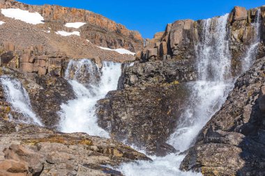 Putorana Platosu'ndaki şelale. Rusya