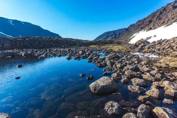 Putorana Platosu'ndaki küçük göl. Rusya, Krasnoyarsk bölgesi — Stok fotoğraf