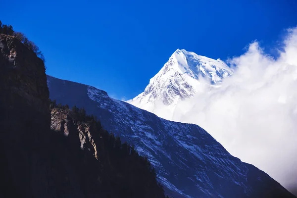 Himalaya-Berge und blauer Himmel. Nepal — Stockfoto