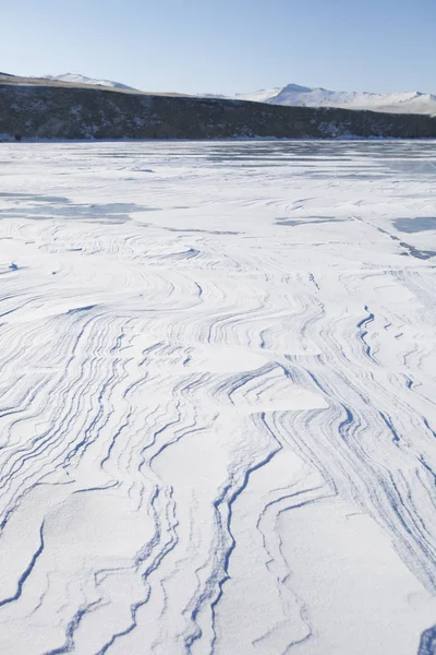 Lago Baikal paisaje de invierno. Nieve ondulada — Foto de Stock