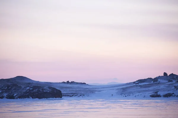 Στη λίμνη Βαϊκάλη. Cape Uyuga χειμερινό ηλιοβασίλεμα τοπίο — Φωτογραφία Αρχείου