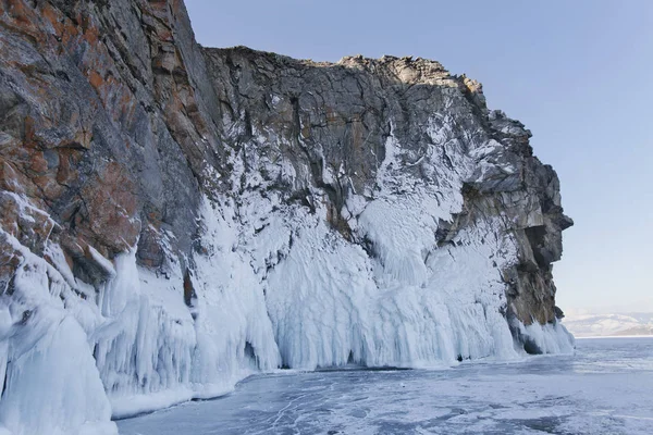 Eiszapfen in ogoi Island Rock. Winterlandschaft Baikalsee — Stockfoto