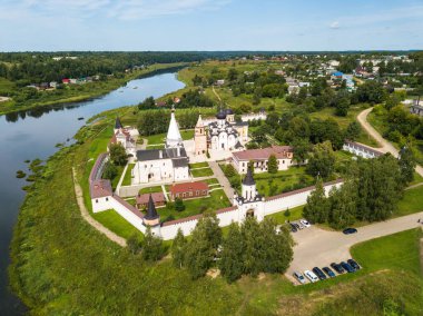 Volga Nehri üzerindeki Staritsa şehrindeki Ortodoks erkek manastırı