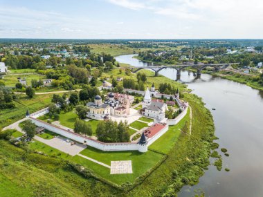 Volga Nehri üzerindeki Staritsa şehrindeki Ortodoks erkek manastırı