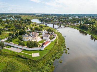 Volga Nehri üzerindeki Staritsa şehrindeki Ortodoks erkek manastırı