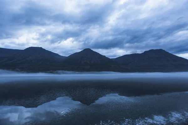Lago Lama en la meseta de Putorana. Taimyr, región de Krasnoyarsk — Foto de Stock
