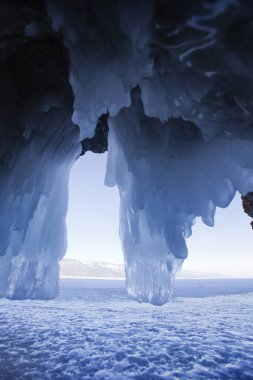 Büyük buz saçakları. Baykal Gölü kış doğası