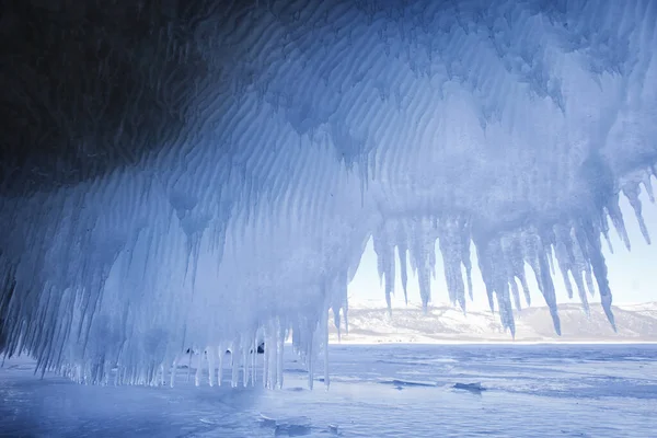 Grandes Icicles. Lago Baikal natureza inverno — Fotografia de Stock