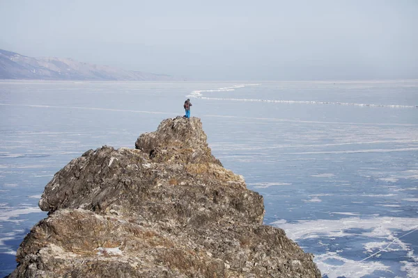 Viajero en la cima del cabo de la isla Oltrek Lago Baikal. Invierno — Foto de Stock