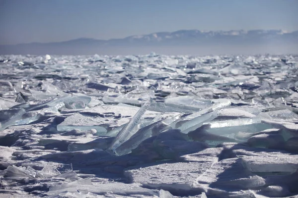 Led floe u vesnice Listvyanka. Zimní Bajkalské jezero krajina — Stock fotografie