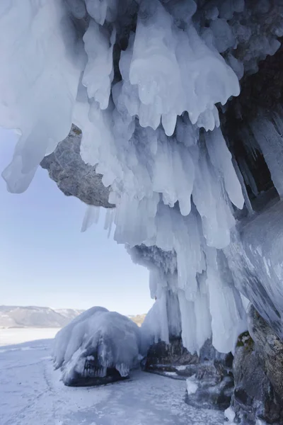 Grandes Icicles. Lago Baikal natureza inverno — Fotografia de Stock