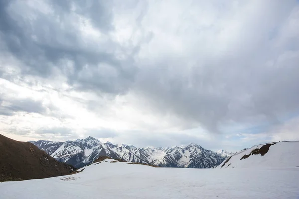 Kaukasus Bergen landschap. Uitzicht vanaf Muhu Pass, Karachay-Cher — Stockfoto