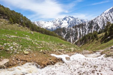 Kafkasya Dağları manzarası. Karachay-Çerkesya Cumhuriyeti, Russ