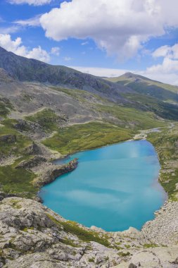 Alt Akchan Gölü. Dağ altay manzara