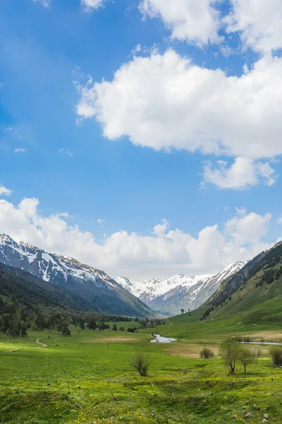 Montañas del Cáucaso paisaje. República de Karachay-Cherkessia — Foto de Stock