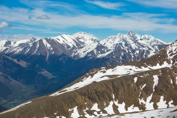 Kaukasus-Gebirgslandschaft. Blick vom Muhu Pass, Karachay- — Stockfoto