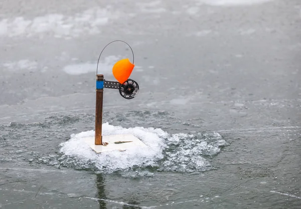 Pesca Invierno Río Congelado Abordar Con Banderas — Foto de Stock